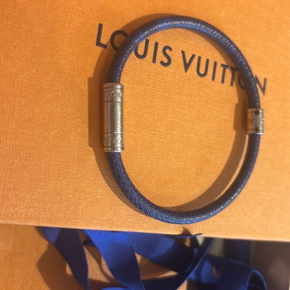 Louise Vuitton leather bracelet from Dallas Galleria store. Approx 2 yrs old - Picture 3 of 9
